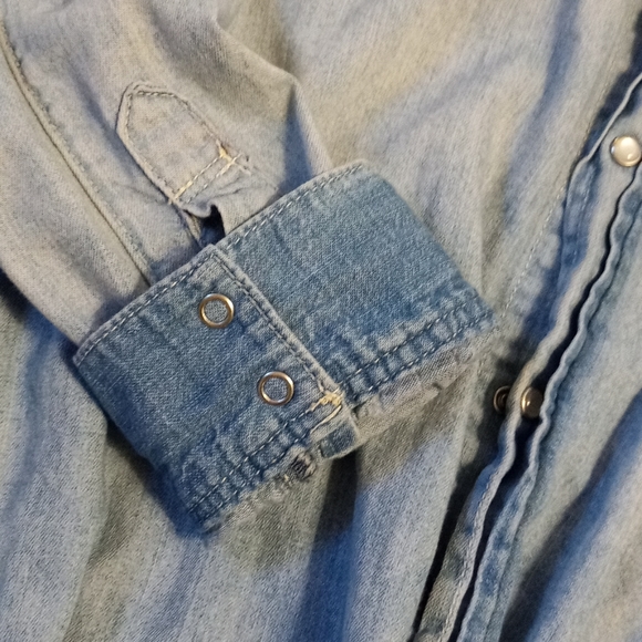 💙SOLD💙H&M light wash denim button up - Picture 4 of 9